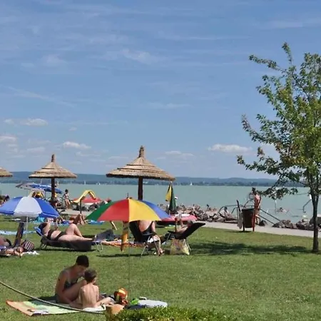 In - Balaton 19622 بيت للعطل Révfülöp